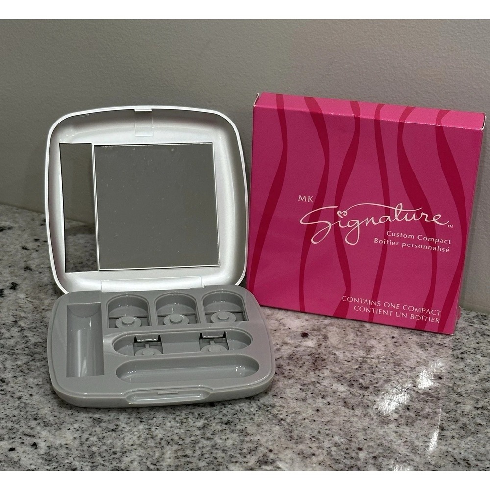 Mary Kay Signature Custom Compact Mirror # 9004. NEW W/ Box Silver